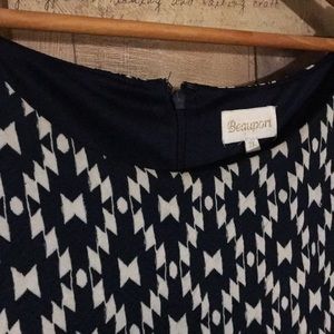 Beauport 2x    Blue and white geometric design